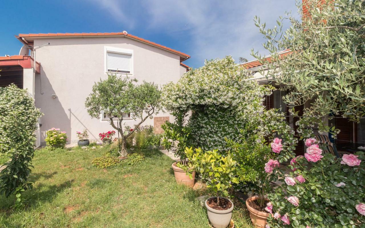 Holiday Home Nadia Pula Exterior photo